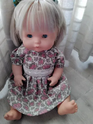 Muñeca con vestido floral, Nenuca.