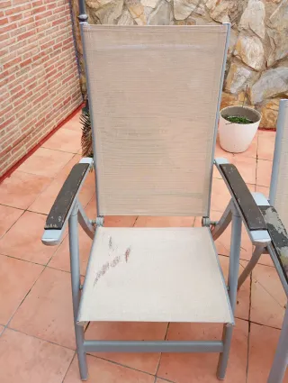 4 Sillas apilables + 2 Sillas reclinables