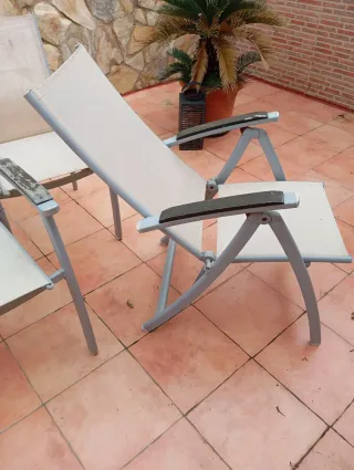 4 Sillas apilables + 2 Sillas reclinables