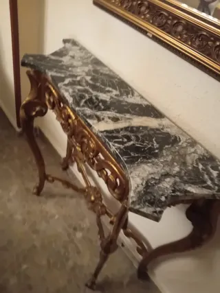 Consola de mármol y madera dorada