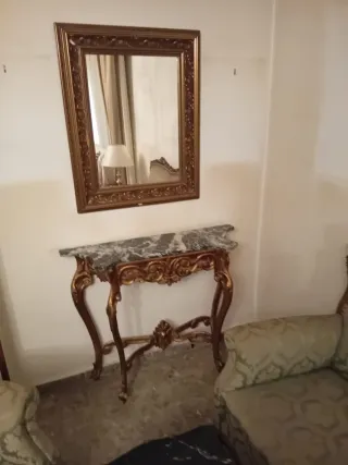 Consola de mármol y madera dorada