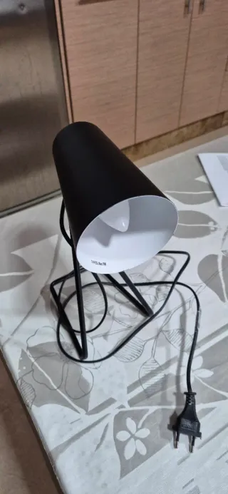 Lámpara de mesa negra moderna