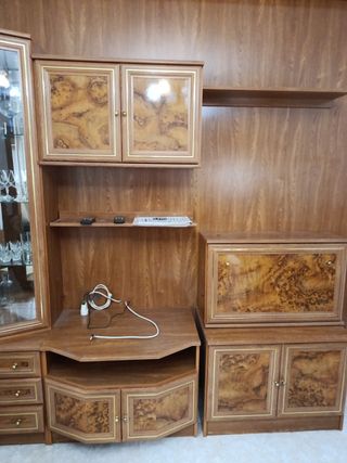 Mueble de madera con vitrina