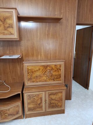 Mueble de madera con vitrina