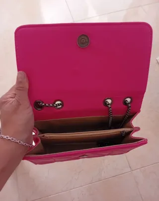 Tracolla fucsia con logo e nappina