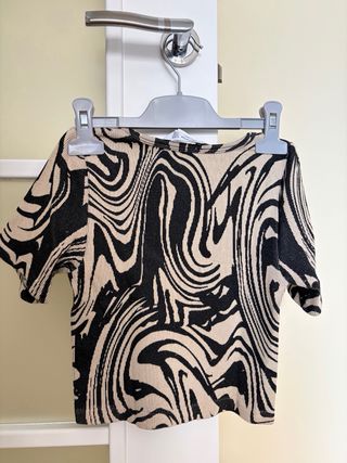 Top estampado beige y negro