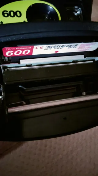 Cámara Polaroid 600 Negra y Amarilla