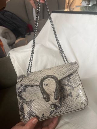 Bolso piel cadena beige/gris serpiente