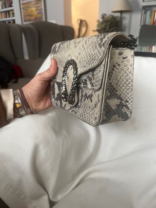 Bolso piel cadena beige/gris serpiente