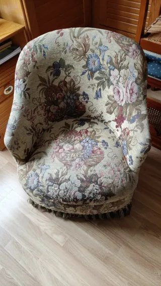 Sillón dormitorio tela floral cómodo