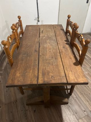 Mesa artesanal de madera con 4 sillas