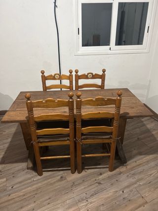 Mesa artesanal de madera con 4 sillas