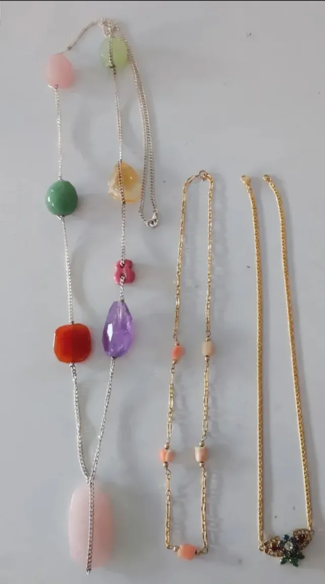 Collares de plata y dorados con piedras