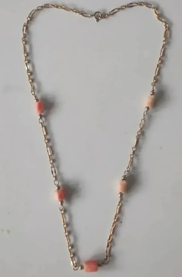 Collares de plata y dorados con piedras