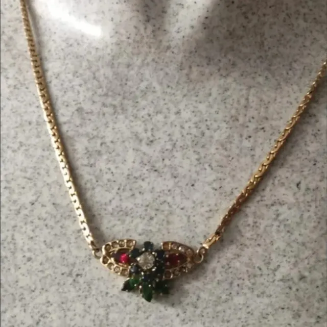 Collares de plata y dorados con piedras