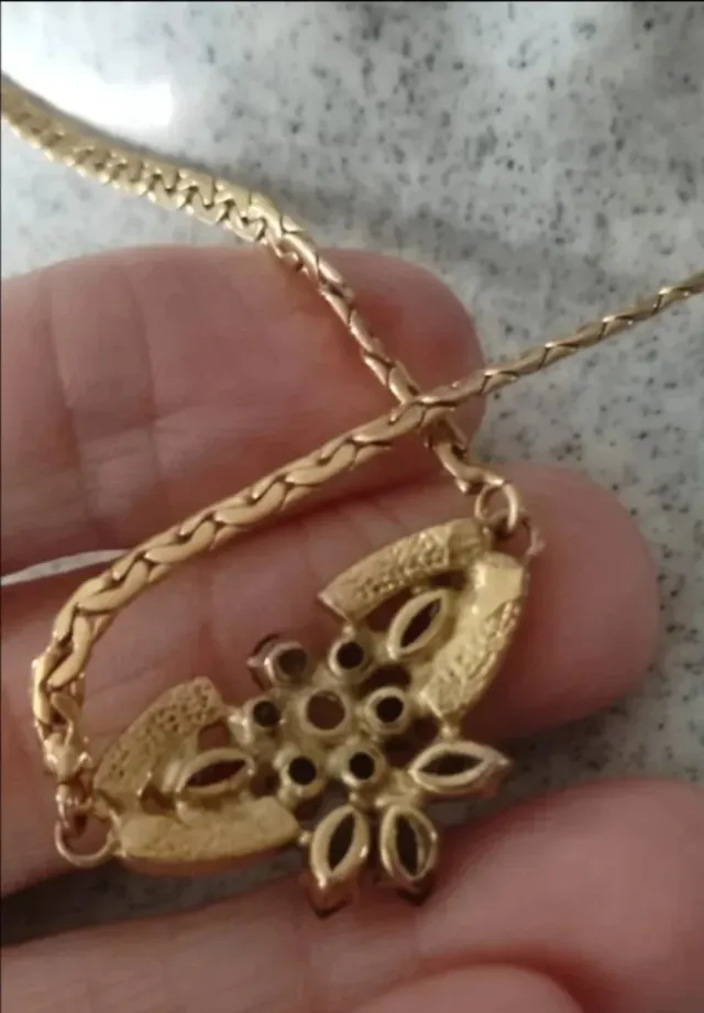 Collares de plata y dorados con piedras