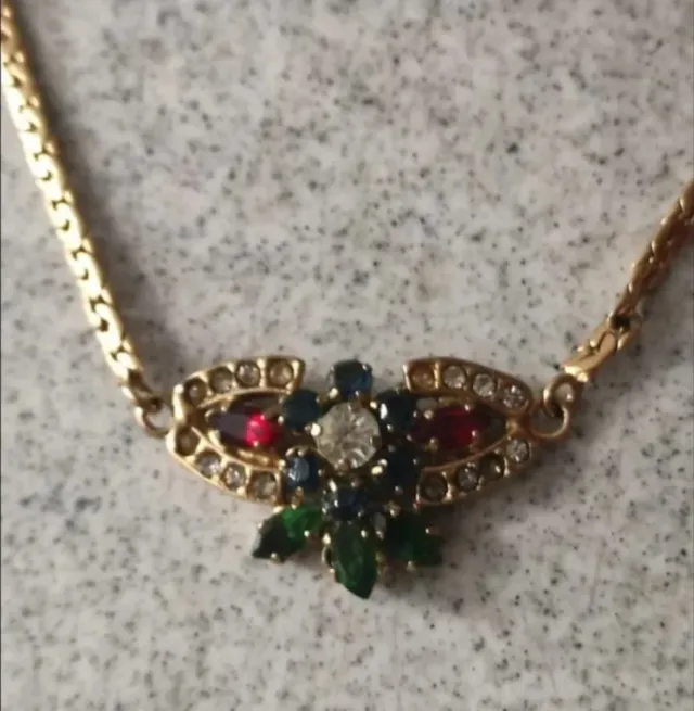 Collares de plata y dorados con piedras