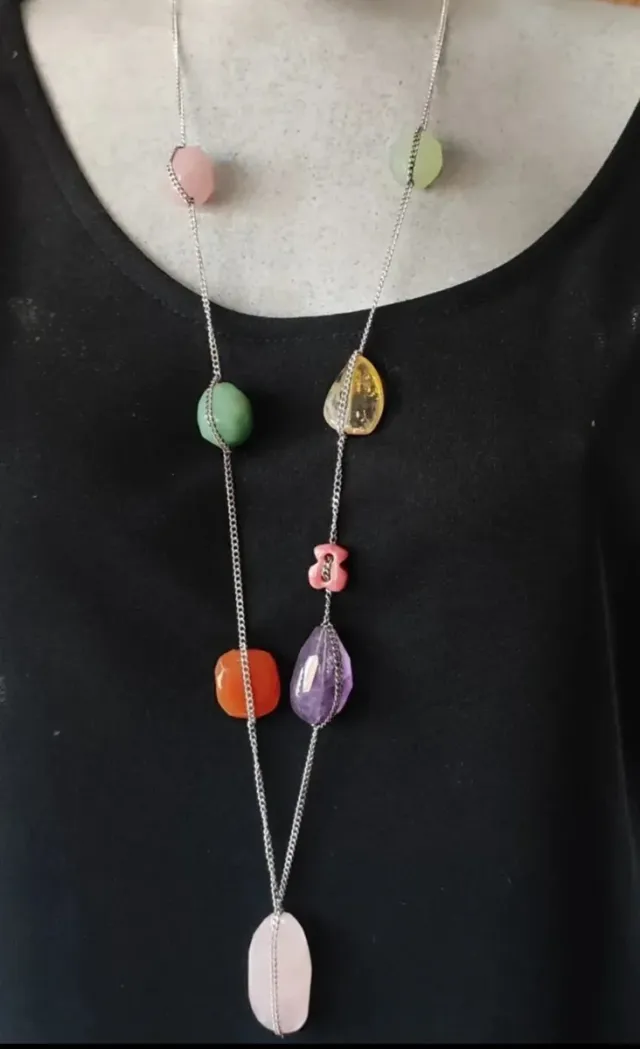 Collares de plata y dorados con piedras