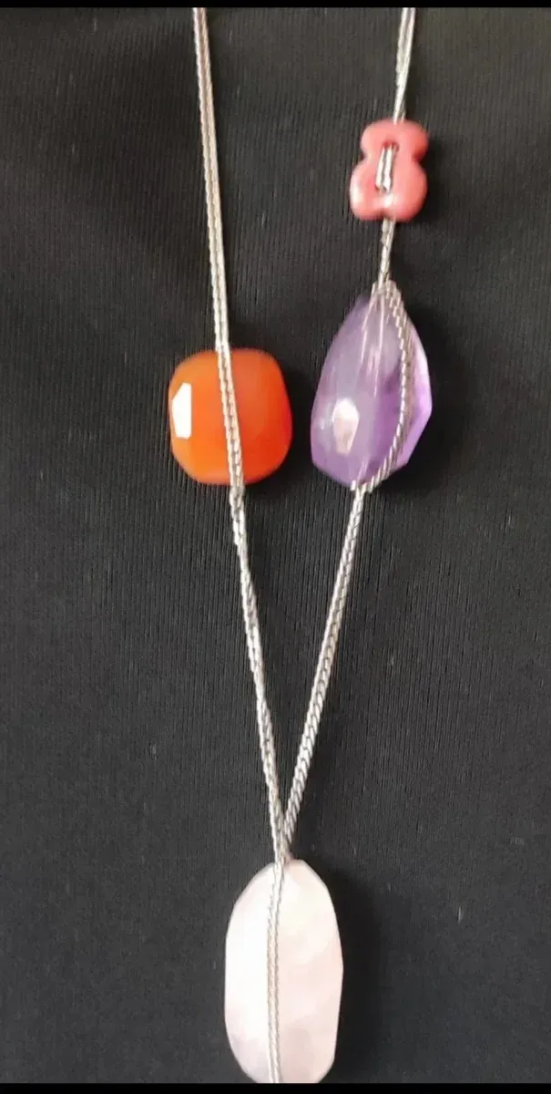 Collares de plata y dorados con piedras