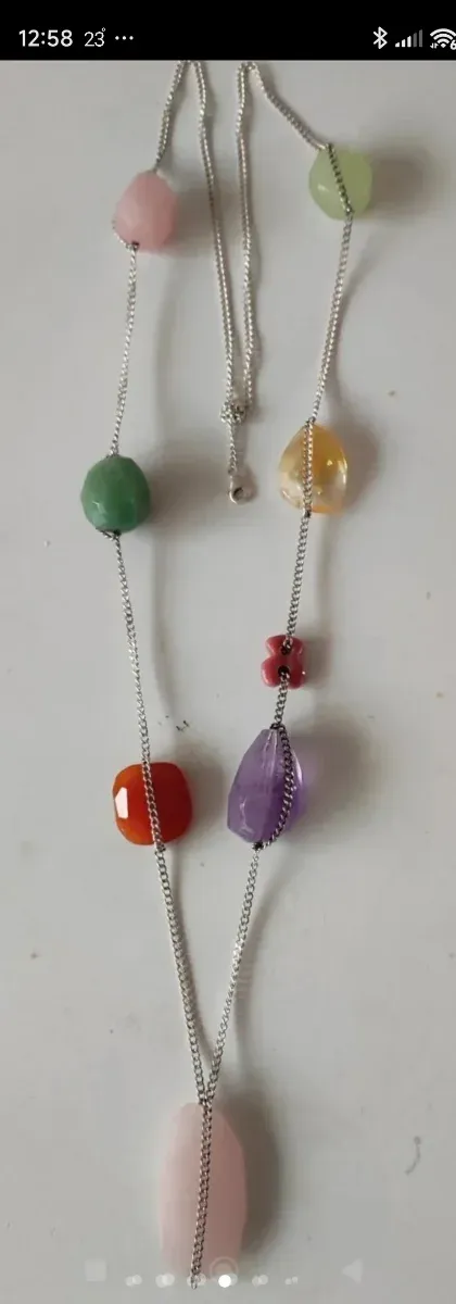 Collares de plata y dorados con piedras