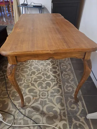 Mesa de salón de madera