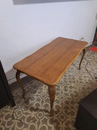 Mesa de salón de madera