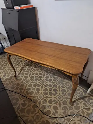 Mesa de salón de madera