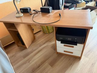 Escritorio madera maciza. Solo el escritorio.