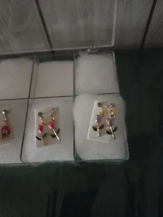 Pendientes Rosas Brillantes Dorados y Rojos