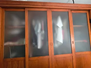 Armario de madera maciza con cómoda y mesitas