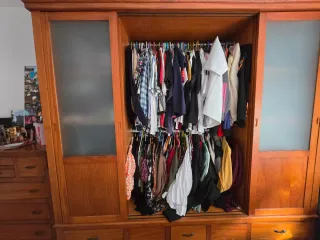 Armario de madera maciza con cómoda y mesitas