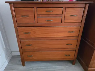 Armario de madera maciza con cómoda y mesitas