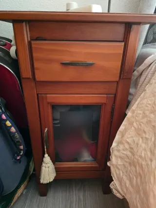 Armario de madera maciza con cómoda y mesitas