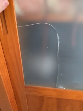 Armario de madera maciza con cómoda y mesitas