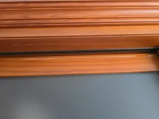 Armario de madera maciza con cómoda y mesitas