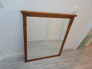 Armario de madera maciza con cómoda y mesitas