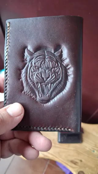 Cartera de cuero hecha a mano