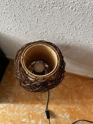 Lámpara de mesa de mimbre y metal