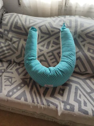 Cojín de lactancia azul con lunares blancos