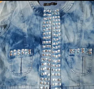 Cazadora vaquera corta con abalorios de cristal