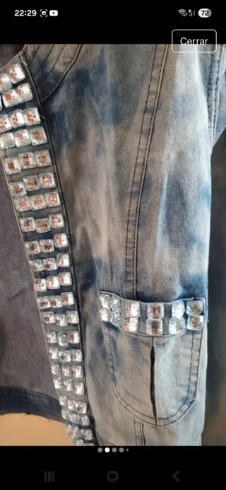 Cazadora vaquera corta con abalorios de cristal