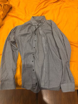 Camisa de vestir gris y blanca