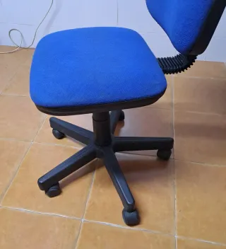Silla de oficina azul y negra
