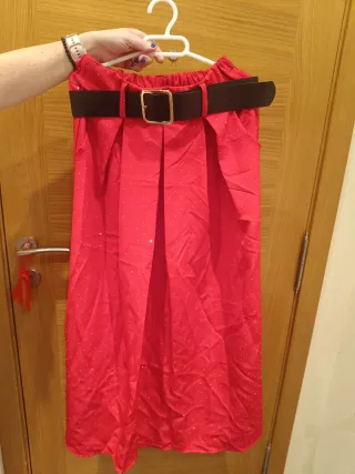 Falda roja con brillos y cinturón