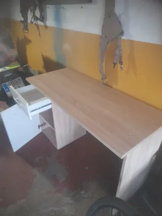 Escritorio madera y blanco con cajones con cella