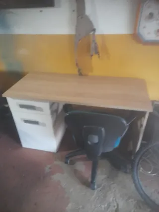 Escritorio madera y blanco con cajones con cella