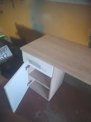 Escritorio madera y blanco con cajones con cella