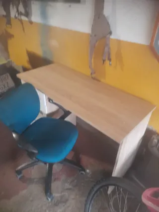 Escritorio madera y blanco con cajones con cella