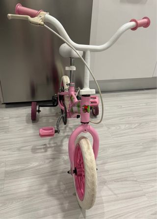 Bicicleta infantil rosa con ruedines