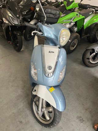 Sym Fiddle 3 125cc Scooter con 2 cascos y maleta
